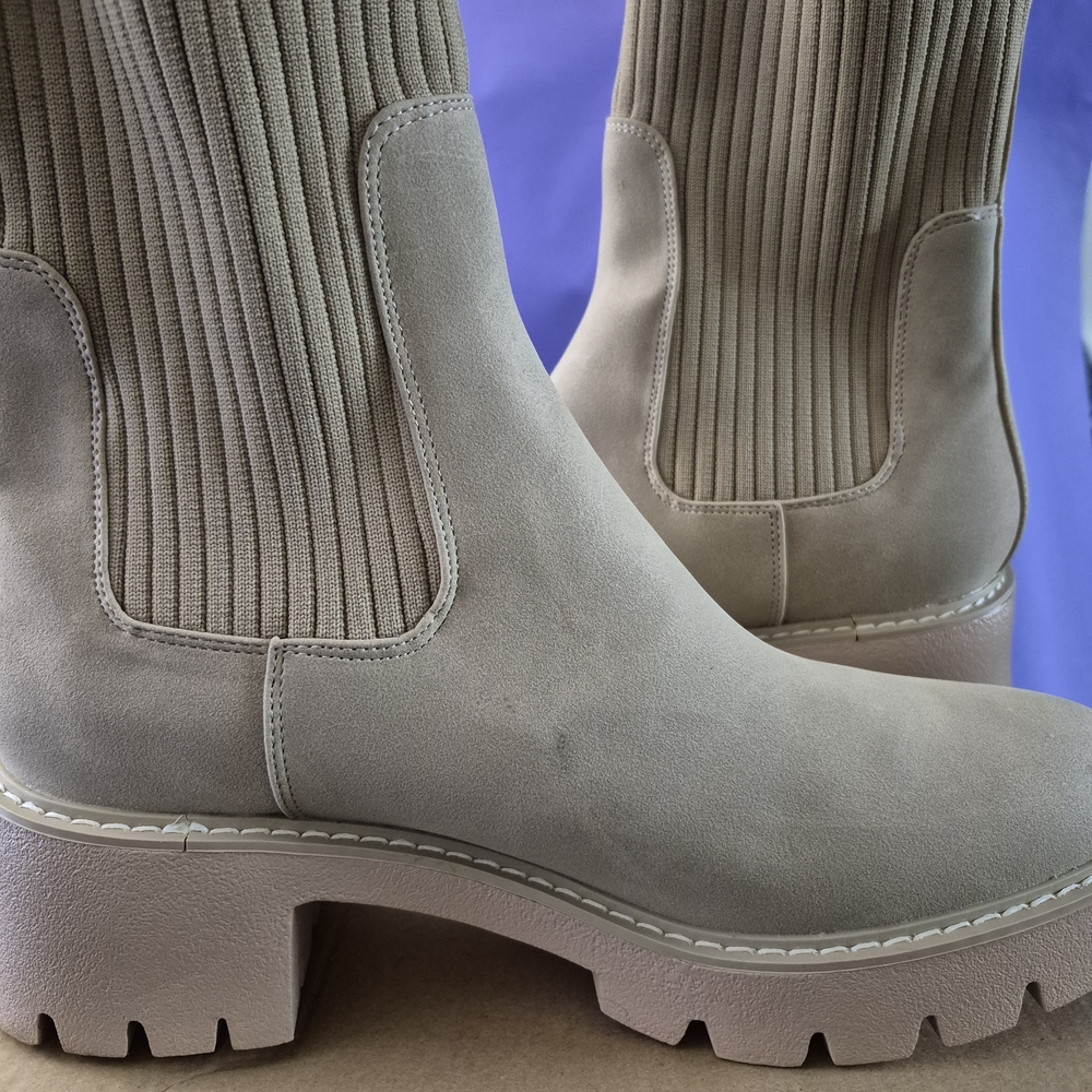 Women's Lug Sole Boot Size 11